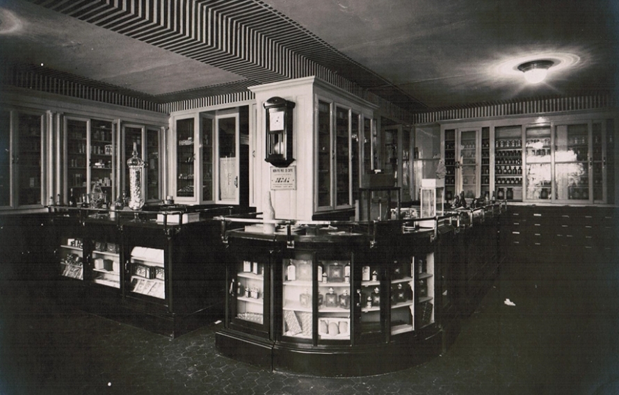 1923 vecchia farmacia foto storica della Farmacia Cooperativa Mantovana